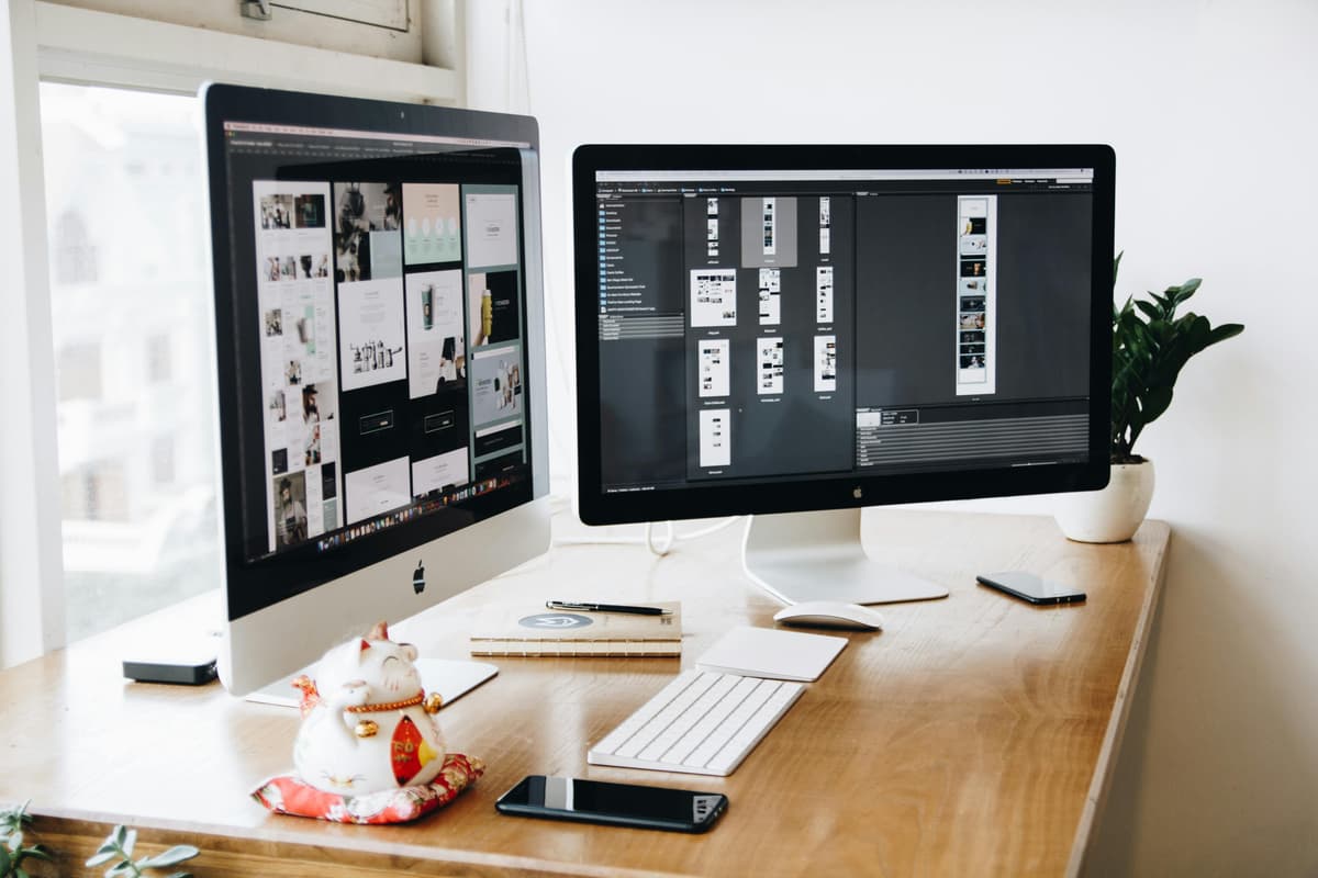 Modern desk setup with iMacs and smartphones, representing digital marketing and SEO optimization